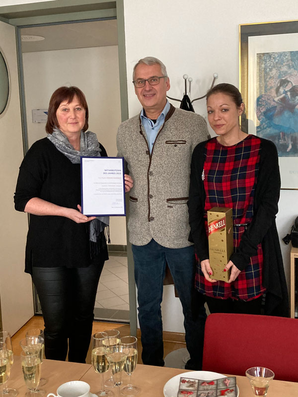 Die Preisträgerin Brigitte Eingang-Paschinger mit Bereichsleiter Helmut Bauer und Abteilungsleiterin Anna Golser.