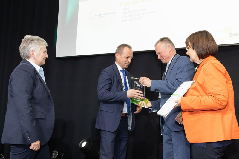 Generaldirektor der BVAEB Dr. Gerhard Vogel überreichte dem Geschäftsführer Helmut Dietrich den Preis.